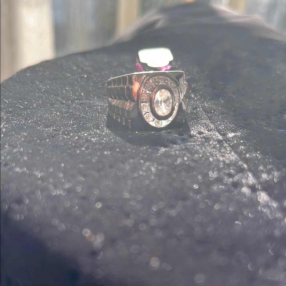 Dazzling Silver Ring with Oval Gem